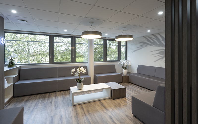 Salle d'attente du cabinet d'orthodontie à 2 pas de Genève.